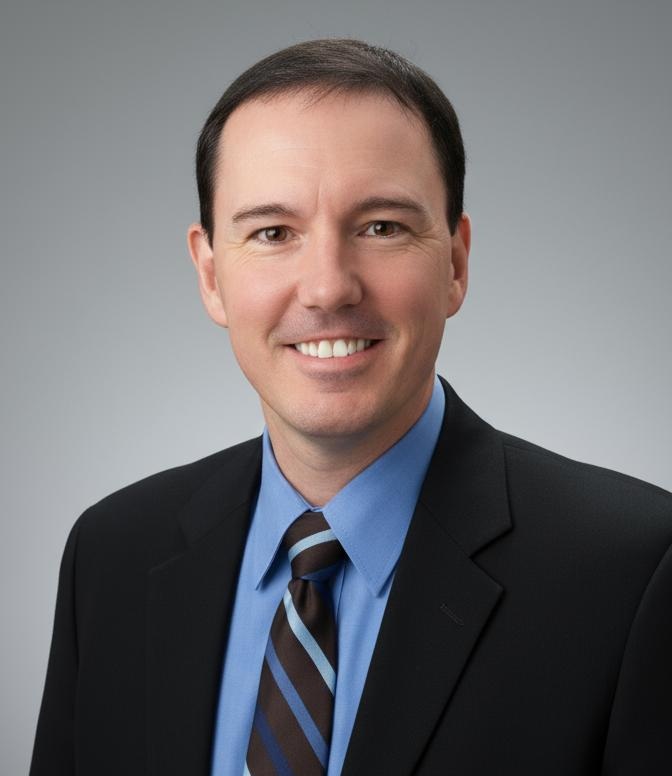 Portraitfoto von Christian Gemar, Psychologe und Klarheits-Coach für berufliche Neuorientierung, Selbstentwicklung und mehr Selbstzugang.